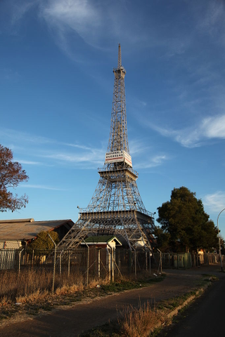 Illustration for article titled Bizarre Replicas of the Statue of Liberty and the Eiffel Tower